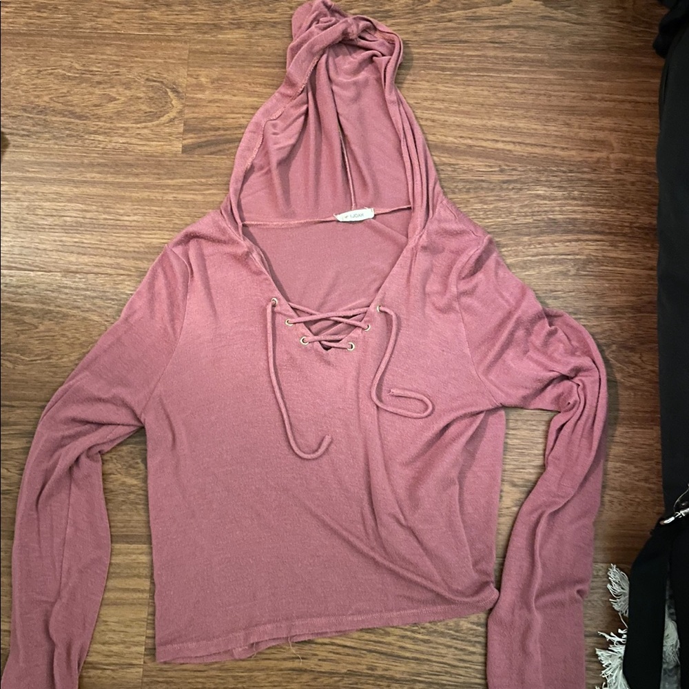 Thin crop top hooded shirt.